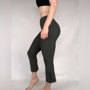 ELAINE KIM TECH STRETCH CROPPED FLARE LEGGINGS‎ - MITA CORE